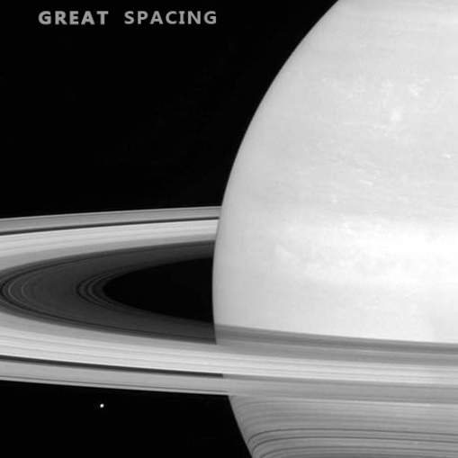 Den första historiska spanien av Cassini mellan ringen av Saturnus