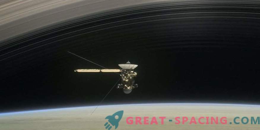 Den första historiska spanien av Cassini mellan ringen av Saturnus