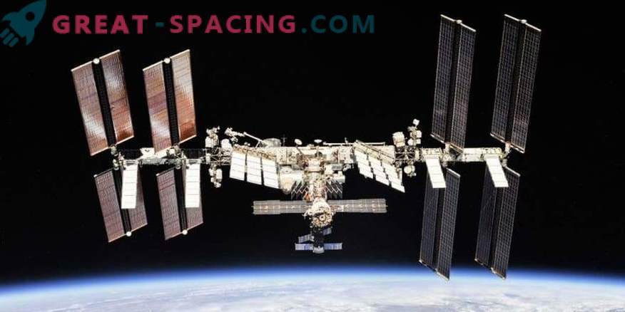 Astronauterna studerar ett mystiskt hål i ISS