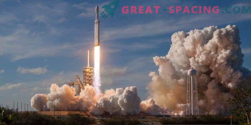 Falcon Heavy raket förbereder för andra flygningen i mars