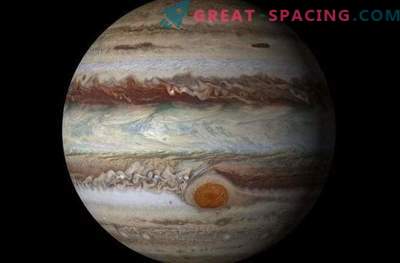 Moln av Jupiter flyter på vågorna från ammoniak