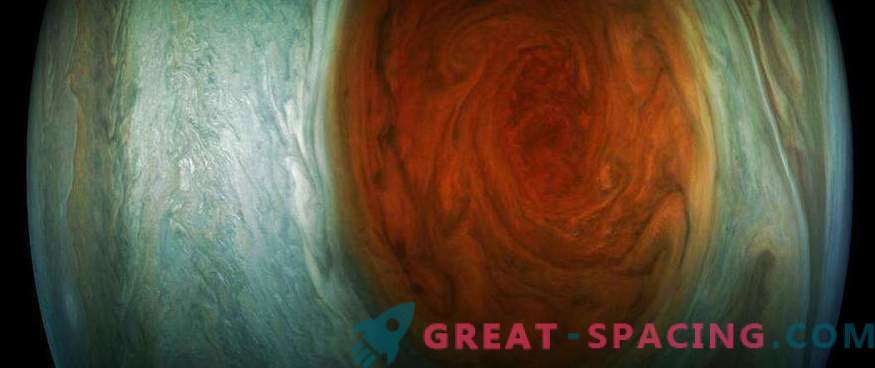 Stor röd plats i linsen till Juno