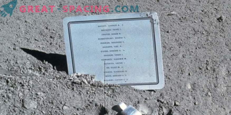 Varför lämnade de ett tecken på månen med namnen på de döda astronauterna