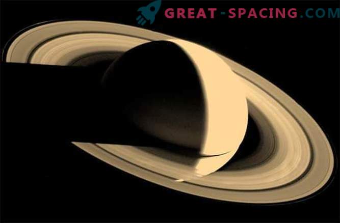 35-årsdagen av besöket på Saturnus Voyager-1