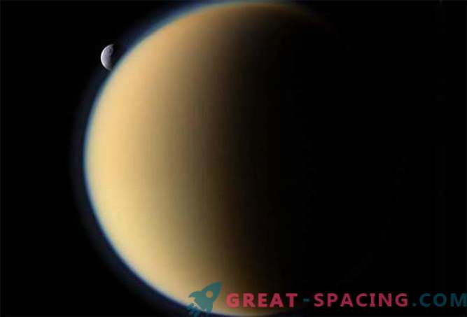 Cassini rymdsonden kommer att göra en slutlig fly-around av två ismånar av Saturnus