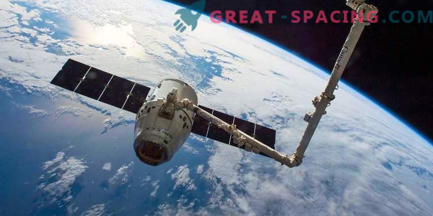 Video tar avskedet mellan ISS och Dragon-kapselen