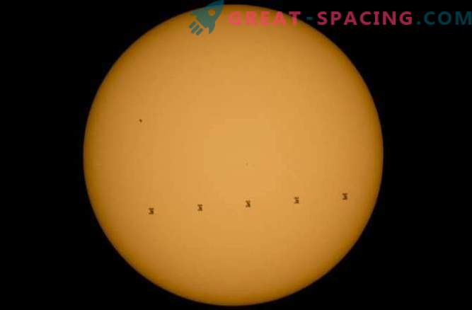 Space Station korsade solskivan.