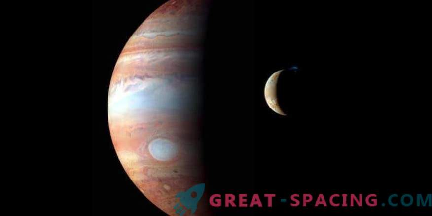 Satelliterna av Jupiter lämnar spår i planetens strålning