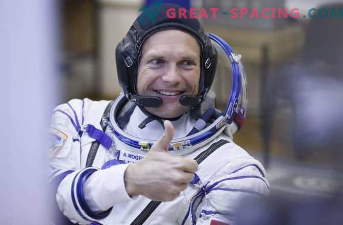 Astronaut med ISS kontrollerar 