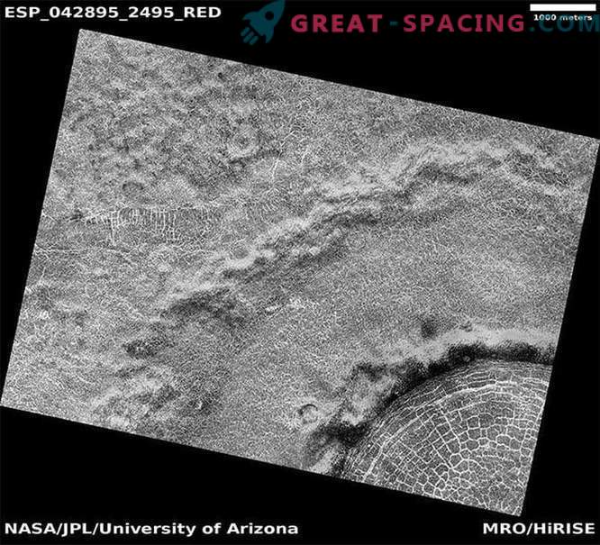 Orbiteren fångar en krater fylld med sprickor på Mars