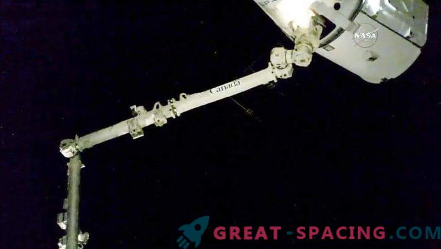 Dragon dockas med ISS.