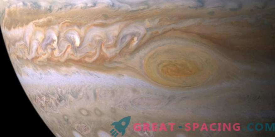 Är Jupiter fylld med vatten? Svar under Big Red Spot