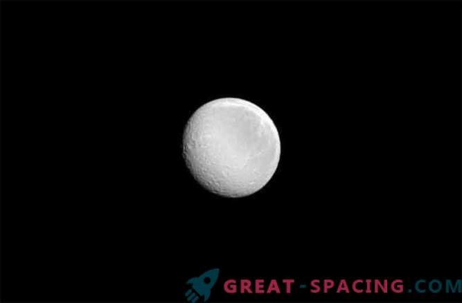 Saturnus fullmåne: Ray lyser skönt för Cassini