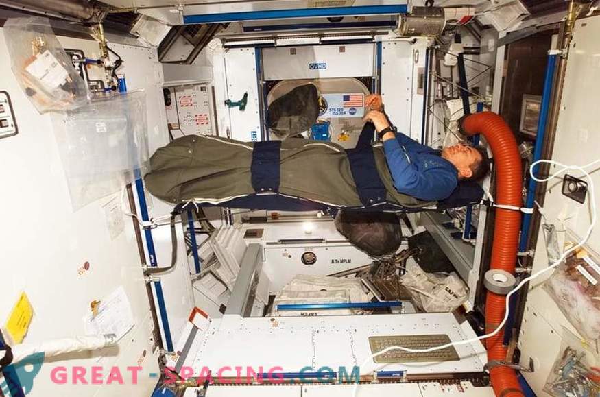 Hur ISS-astronauterna lever: daglig rutin, fritid, sömn och mat