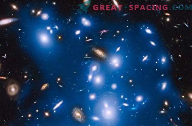 Hubble rejestruje niebieską poświatę z odległych galaktyk