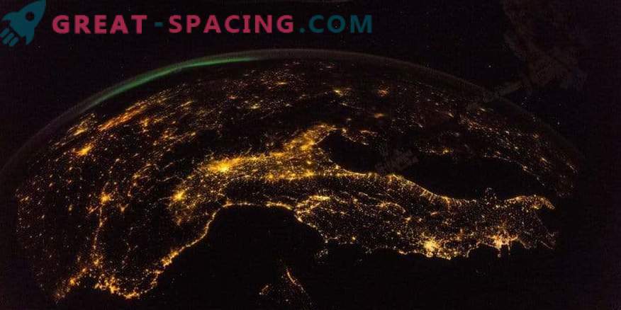 En fantastisk utsikt från ISS till natten Earth