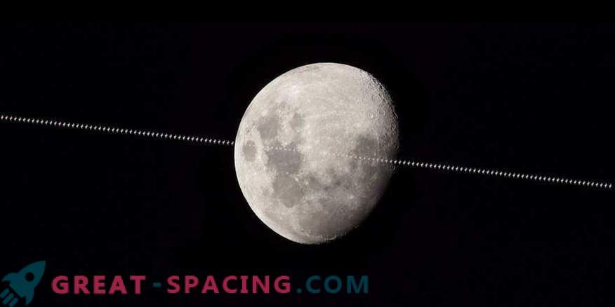 Den internationella rymdstationen flyger mot bakgrunden av månen