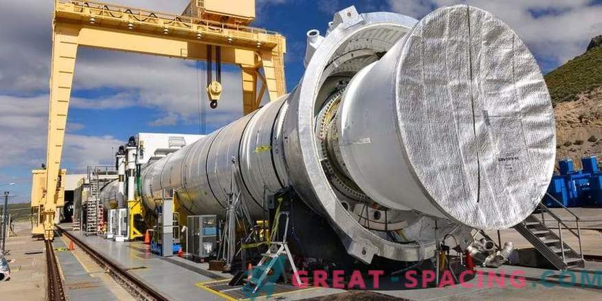 Den största massiva drivmedelsraketmotorn är klar för den första avfyrningen