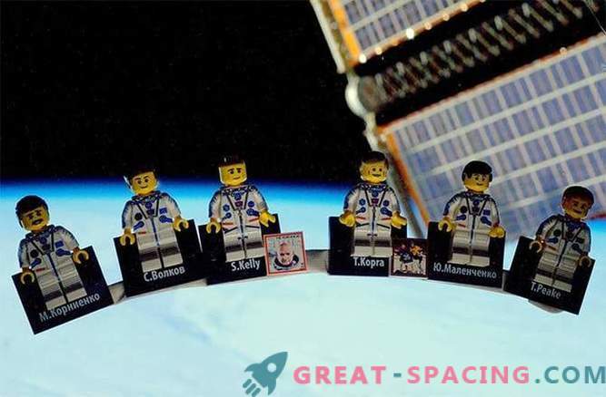 UK astronaut demonstrerar LEGO rymdstation för gratis ryttare