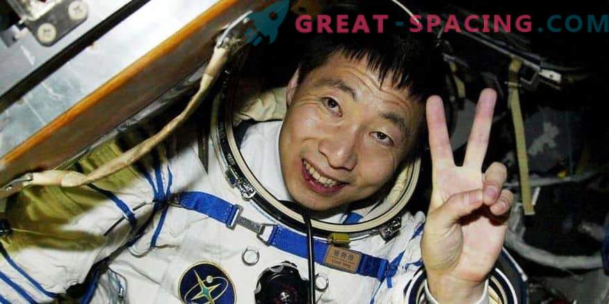 En kinesisk astronaut talar om ett konstigt ljud i en rymdfarkost. Yttrande ufologov