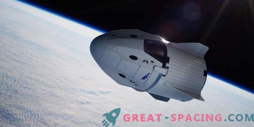 SpaceX visar besättningsmössan till Crew Dragon