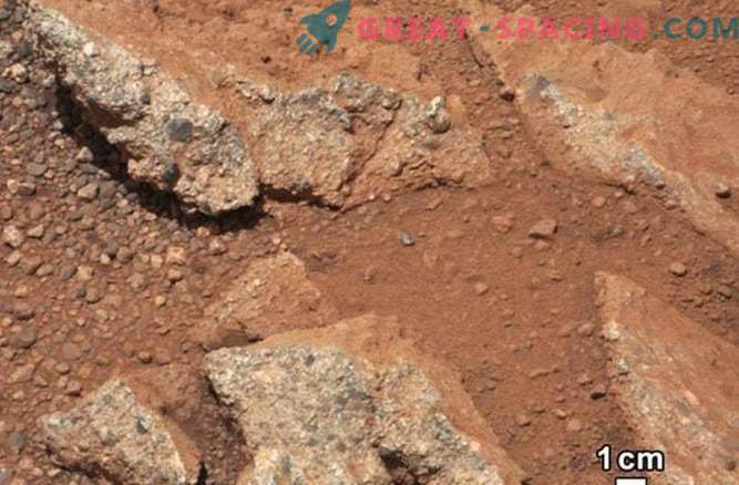 Martian småsten täckte många miles längs floden