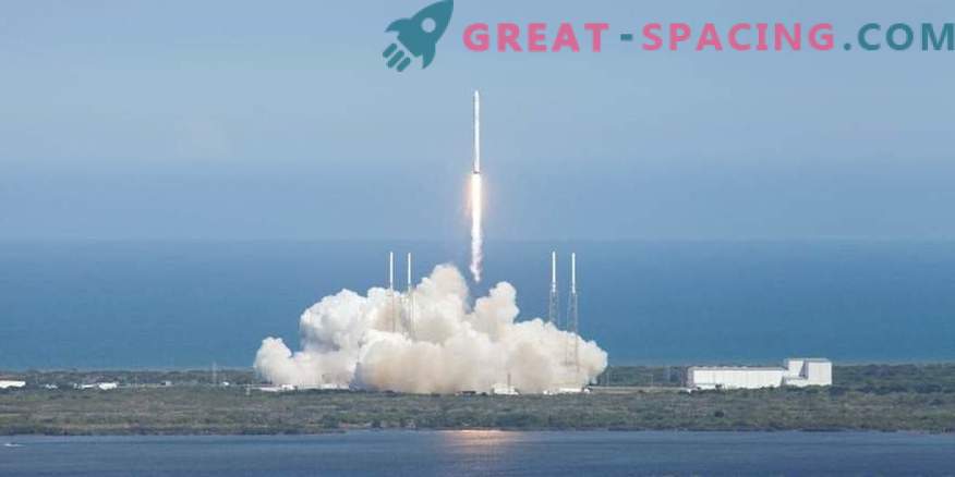 SpaceX skjuter upp datumet för att skicka turister till lunarbanan