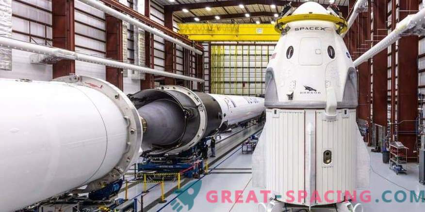 Det första rymdskeppet SpaceX är redo att debutera