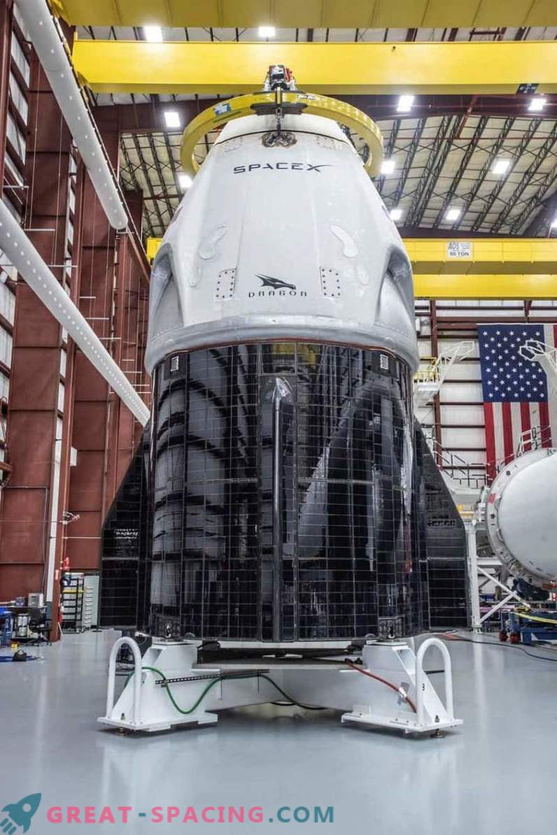 Det första rymdskeppet SpaceX är redo att debutera