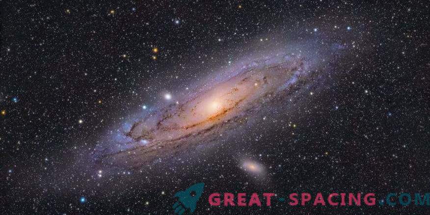 Andromeda Galaxy Flickers i ett färgstarkt hav av stjärnor