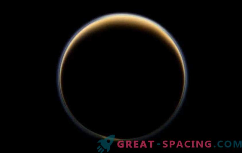 Cassini upptäckte iskristaller av metan i atmosfären av Titan