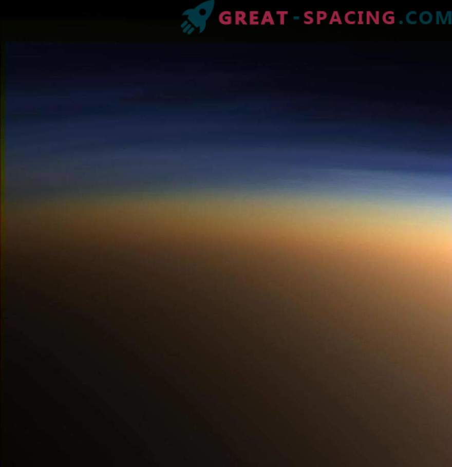 Cassini upptäckte iskristaller av metan i atmosfären av Titan