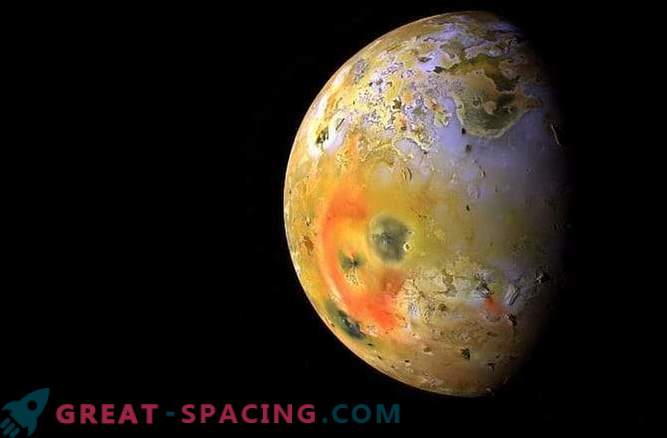 Hur bildas berg på Io?