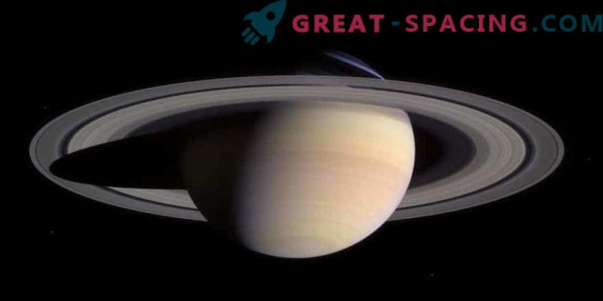 Het water in de ringen en manen van Saturnus lijkt op dat van de aarde