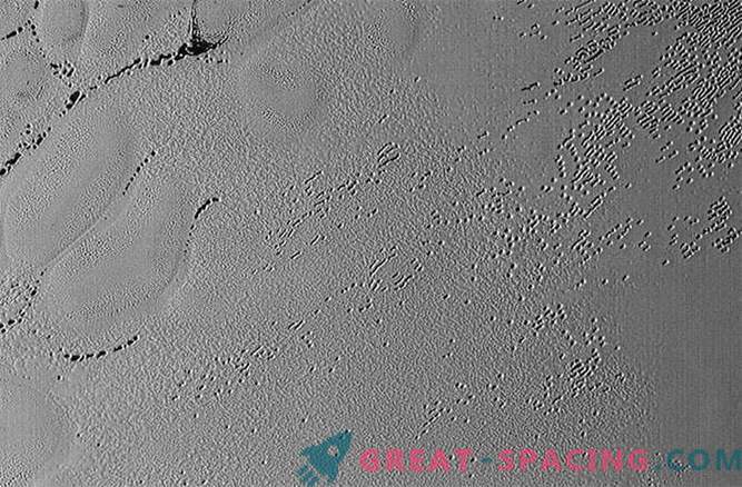 Konstiga gropar på Pluto avslöjar ett ispussel