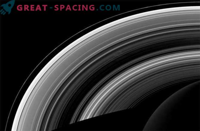 Cassini 10 år gammal: presenterade bilder