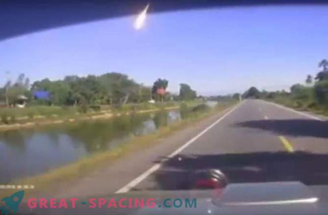 En brinnande meteor på morgonhimlen över Thailand