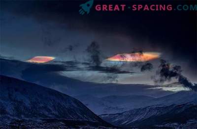 Psychedelische Stratosphärenwolken glitzern über dem Polarkreis