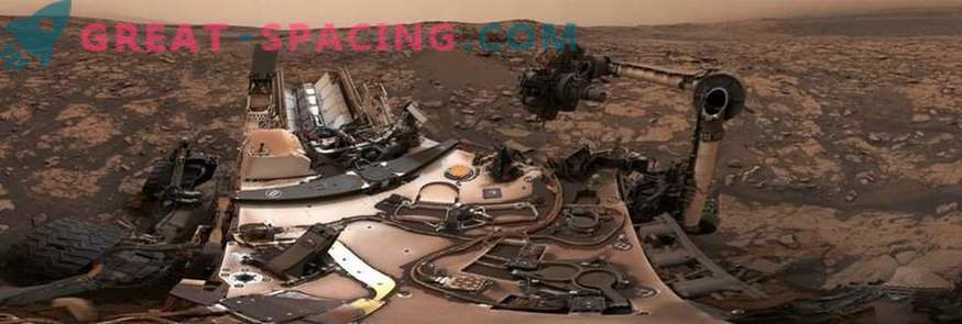 Episk Själv och Mars Panorama från den dammiga Rover Nyfikenhet