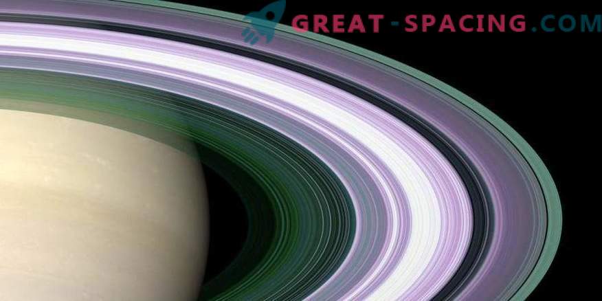 Cassini sondvalsar med Saturnus ringar