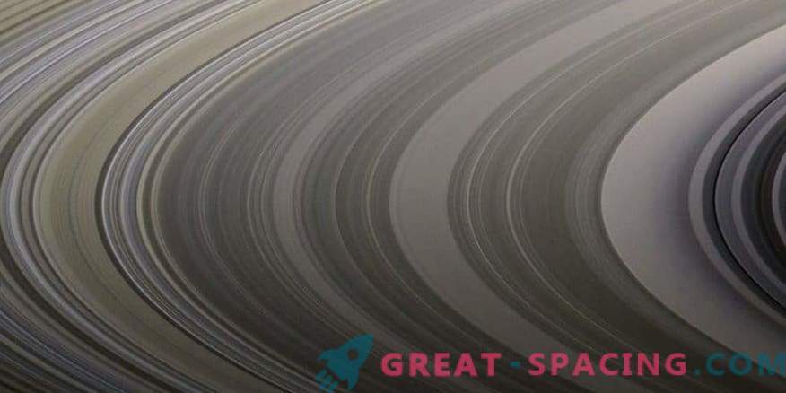 Färger i Saturnus ringar