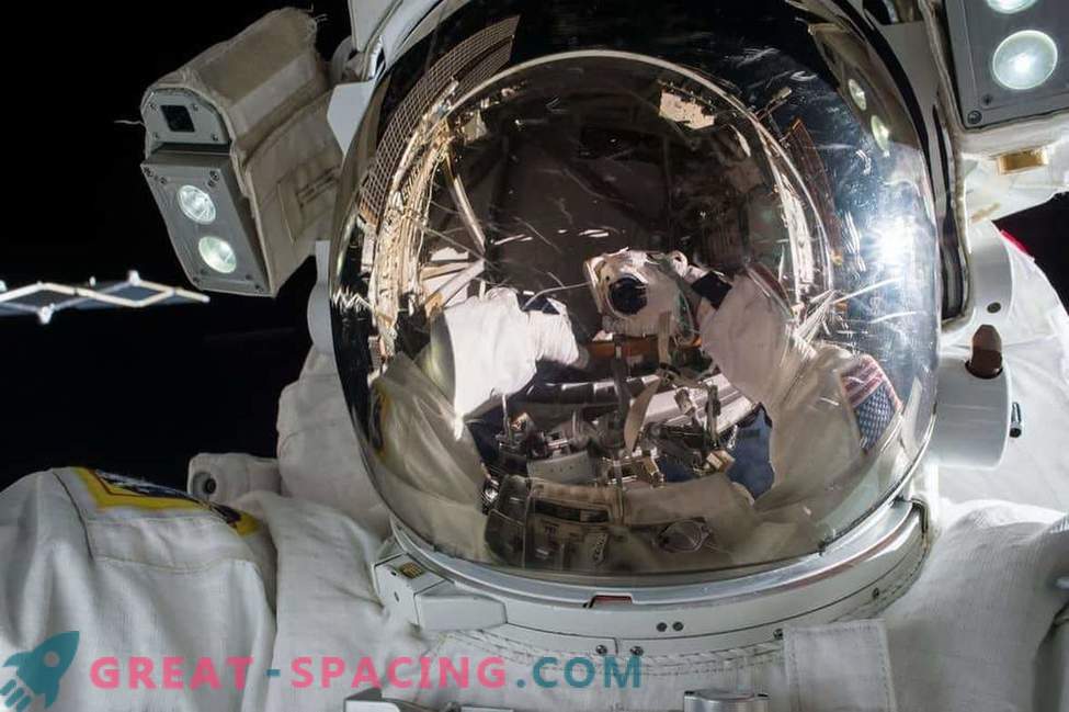 Fascinerande rymdpromenad på rymdstationen: foto