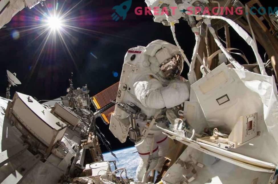 Fascinerande rymdpromenad på rymdstationen: foto