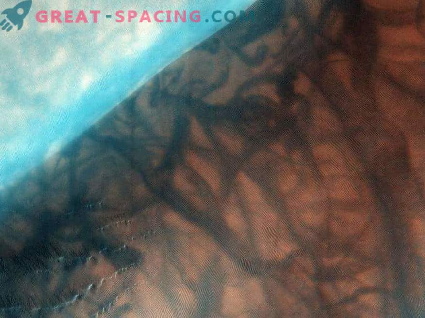 Mysteriet av vätskan: Hur kan vatten förekomma på Mars i flytande form?