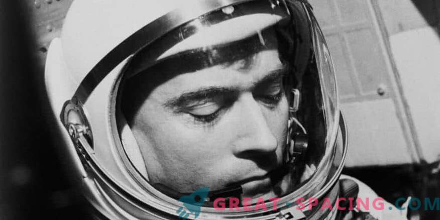 Den legendariska astronauten John Young dog