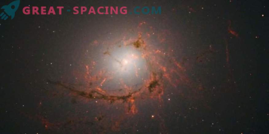 Hubble espionne une étrange galaxie poussiéreuse