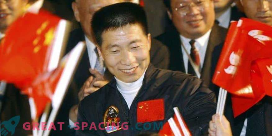 Kina ökar besättningen på bekostnad av civila astronauter
