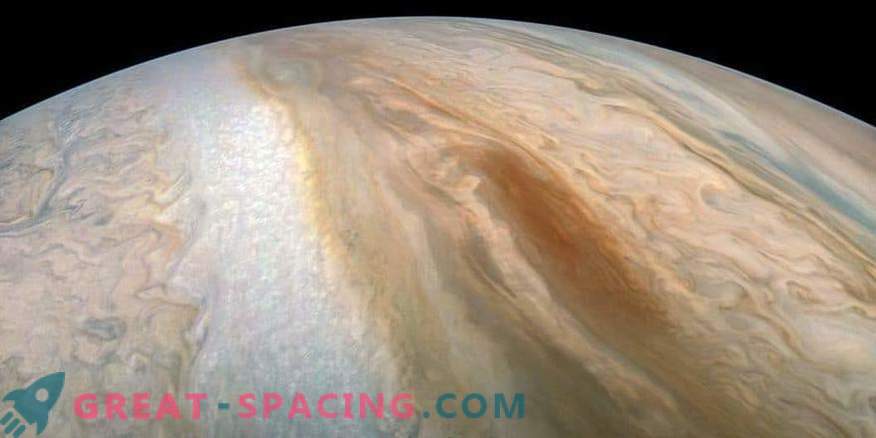 Den bruna pråm simmar i atmosfären av Jupiter