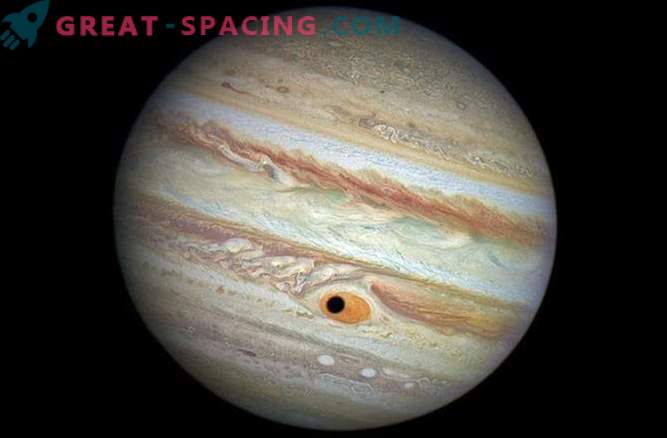 Jupiterio palydovas užgožė Didžiąją raudonąją vietą