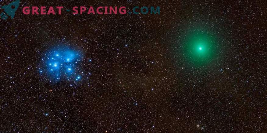 Comet, meteor, nebula och Pleiades i ett episkt foto